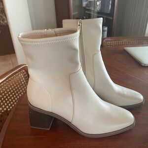 Anne Klein white ankle boots size 9.5
